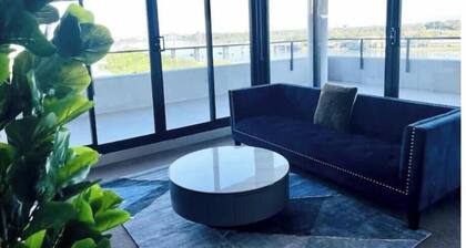 Stunning waterfront 3 bedroom condo with Pool, BBQ