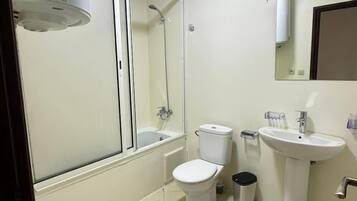 Superior Double Room, Balcony | Bathroom | Towels, soap, shampoo, toilet paper