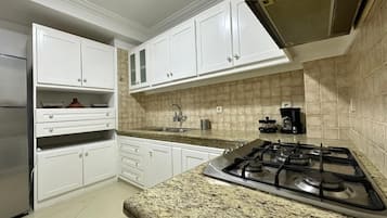 Grand réfrigérateur, four, plaque de cuisson, lave-vaisselle