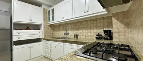 Refrigerador con congelador, horno, parrilla de estufa y lavavajillas