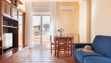 Appartamento Comfort, 1 camera da letto, vista città | Area soggiorno | TV