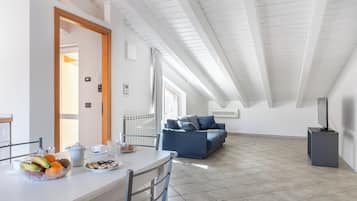 Appartamento Superior, 2 camere da letto, vista città | Area soggiorno | TV