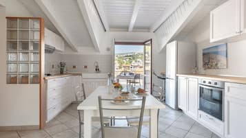 Superior Apartment, 2 Bedrooms, City View | Private kitchenette