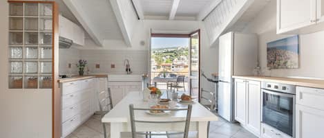 Appartement Supérieur, 2 chambres, vue ville | Coin cuisine privé | Réfrigérateur, four, chaise haute