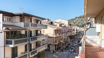 Appartamento familiare, 2 camere da letto, vista città | Balcone
