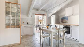 Appartamento Superior, 2 camere da letto, vista città | Angolo cottura privato | Frigorifero, forno, seggiolone, pentole/stoviglie/utensili
