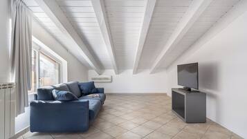 Appartamento Superior, 2 camere da letto, vista città | Area soggiorno | TV