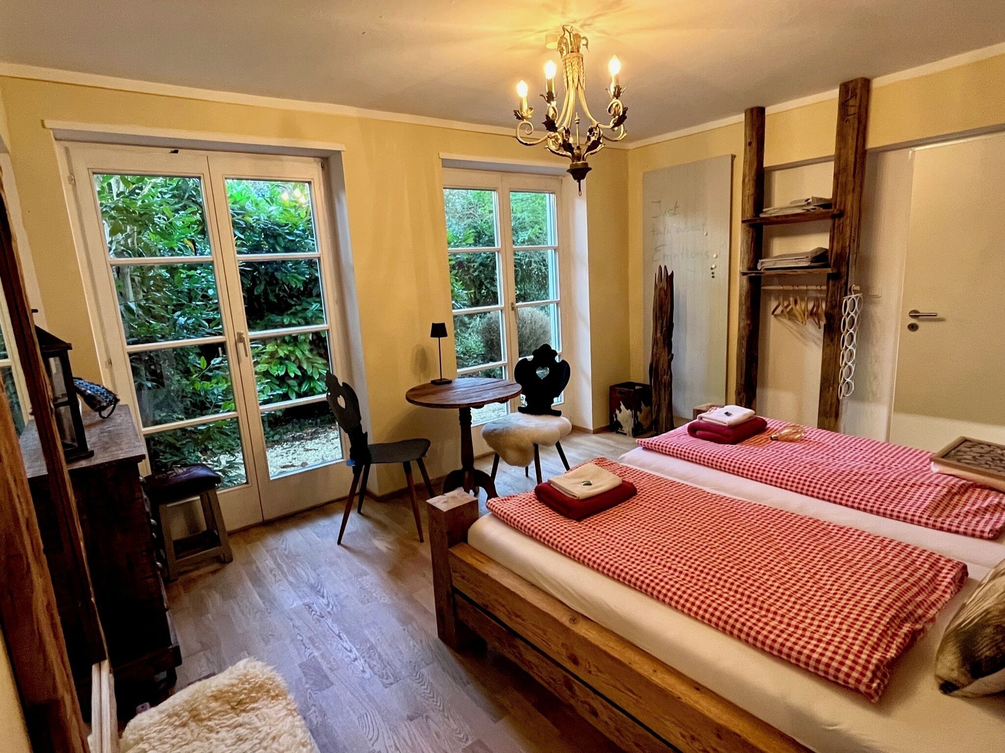 Skrivebord, strykejern/-brett og wi-fi (inkludert)