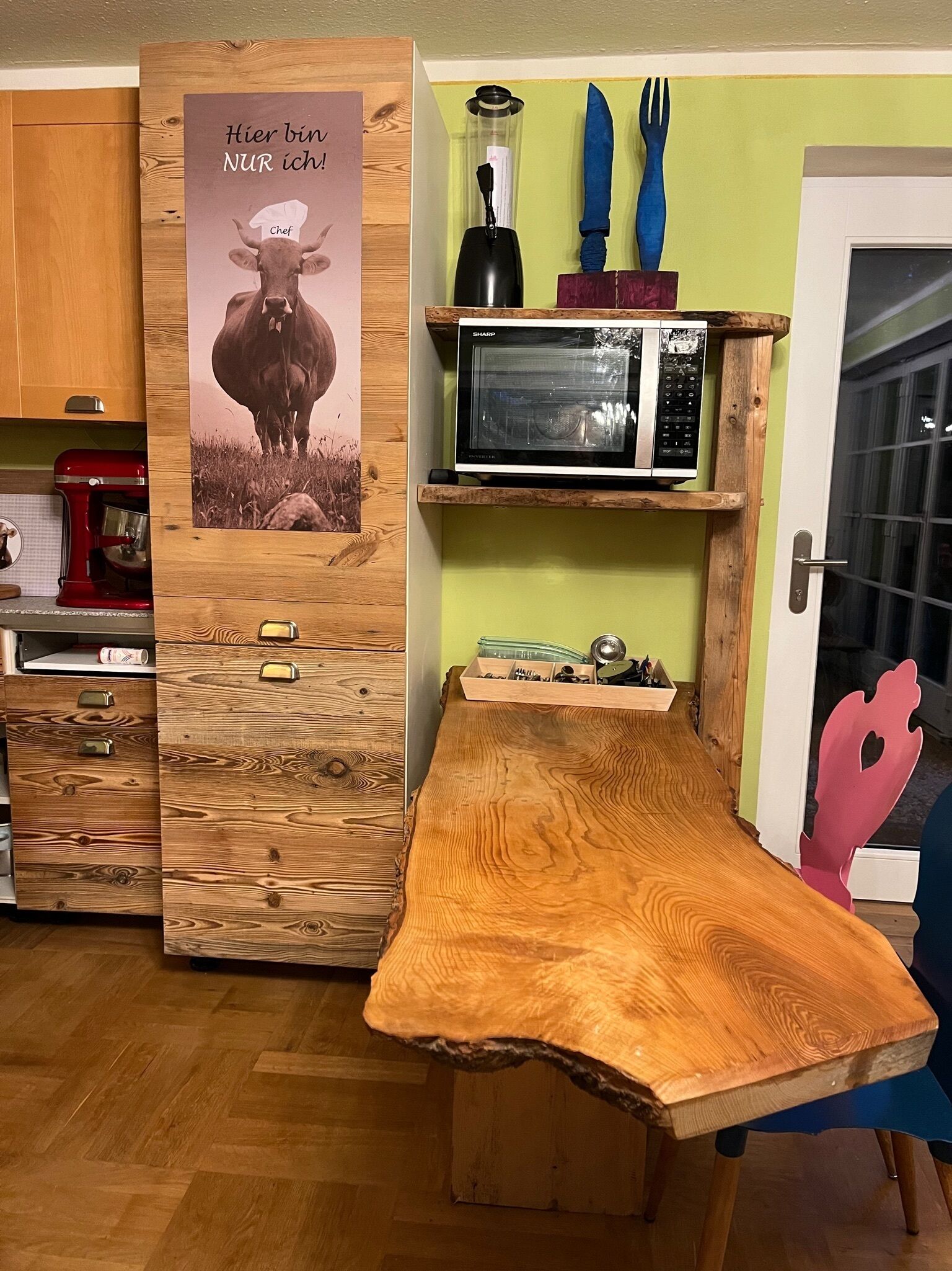 Großer Kühlschrank, Mikrowelle, Ofen, Herdplatte