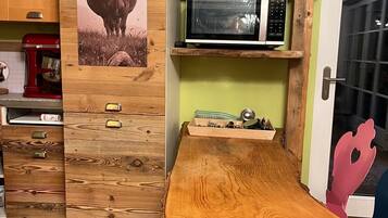 Großer Kühlschrank, Mikrowelle, Ofen, Herdplatte