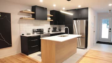 Réfrigérateur, micro-ondes, four, plaque de cuisson