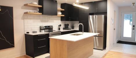 Refrigerador, microondas, horno y parrilla de estufa