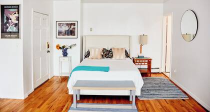 Clean, Quiet Studio apartment in Rockaway Beach, just a blockfrom the beach