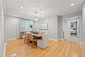 Dining - Charming 3-bedroom For Big Families in fabulous Cleveland with AC, WiFi (Cleveland)