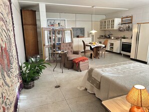 Fridge, coffee/tea maker, electric kettle, coffee grinder - Body & Mind B Suites Elegantes Charmosas (Franca)