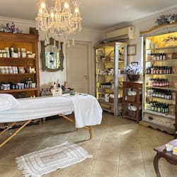 Una bañera de hidromasaje, tratamientos corporales, aromaterapia