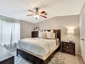 1 bedroom, desk, iron/ironing board, free WiFi - Fully private freestanding home with yard and private parking (Pasadena)