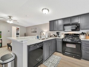 冷蔵庫、電子レンジ、オーブン、コンロ