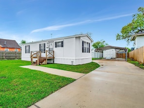 Exterior - Fully private freestanding home with yard and private parking (Pasadena)