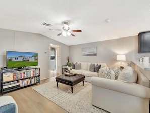 Smart TV, DVD player, books, music library - Fully private freestanding home with yard and private parking (Pasadena)