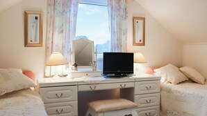 A bedroom with a desk, two beds, a mirror, and two lamps. - Berllys Annex - UK48482 (Criccieth)