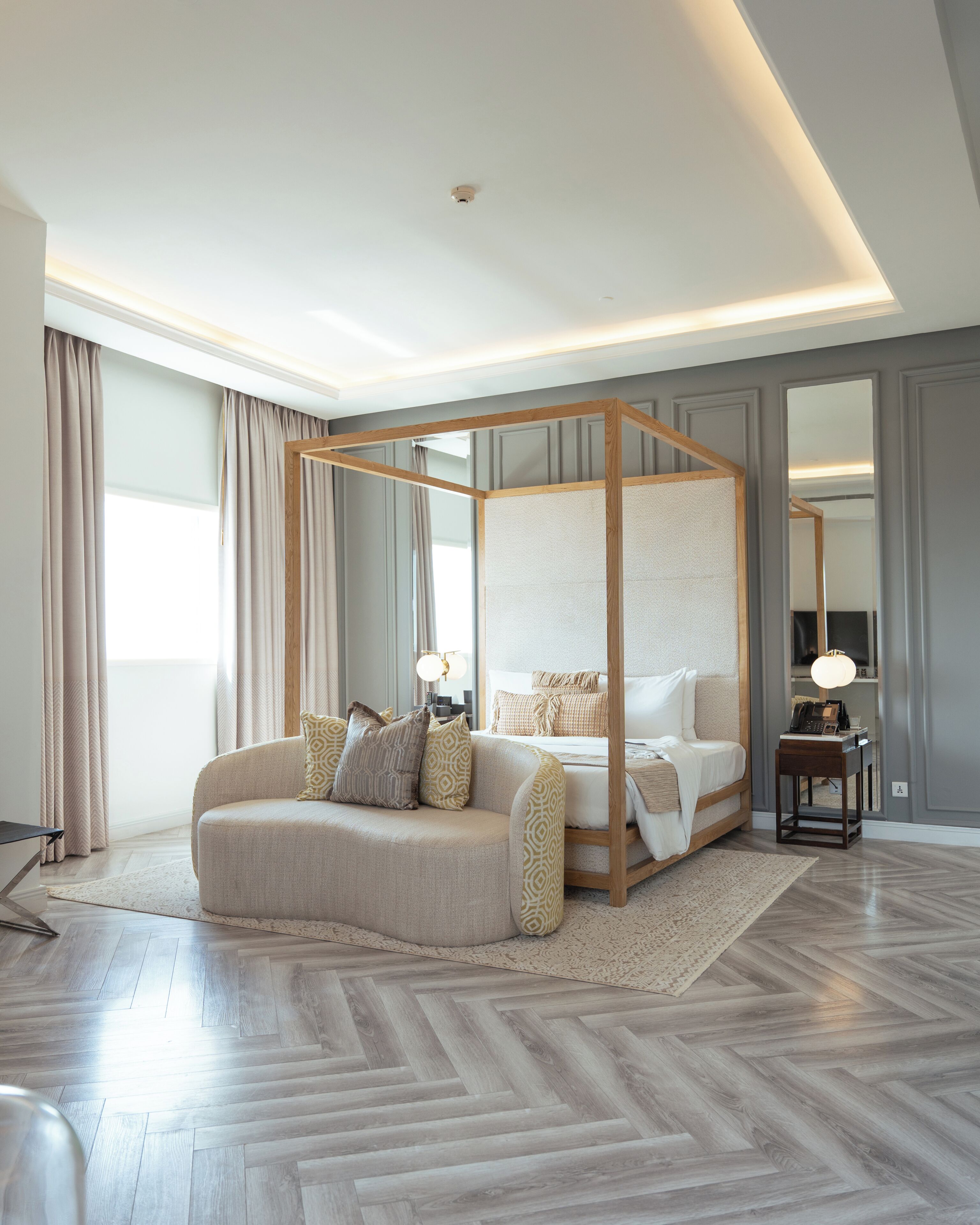 Deluxe Studio Suite | Minibar, in-room safe, laptop workspace, blackout drapes