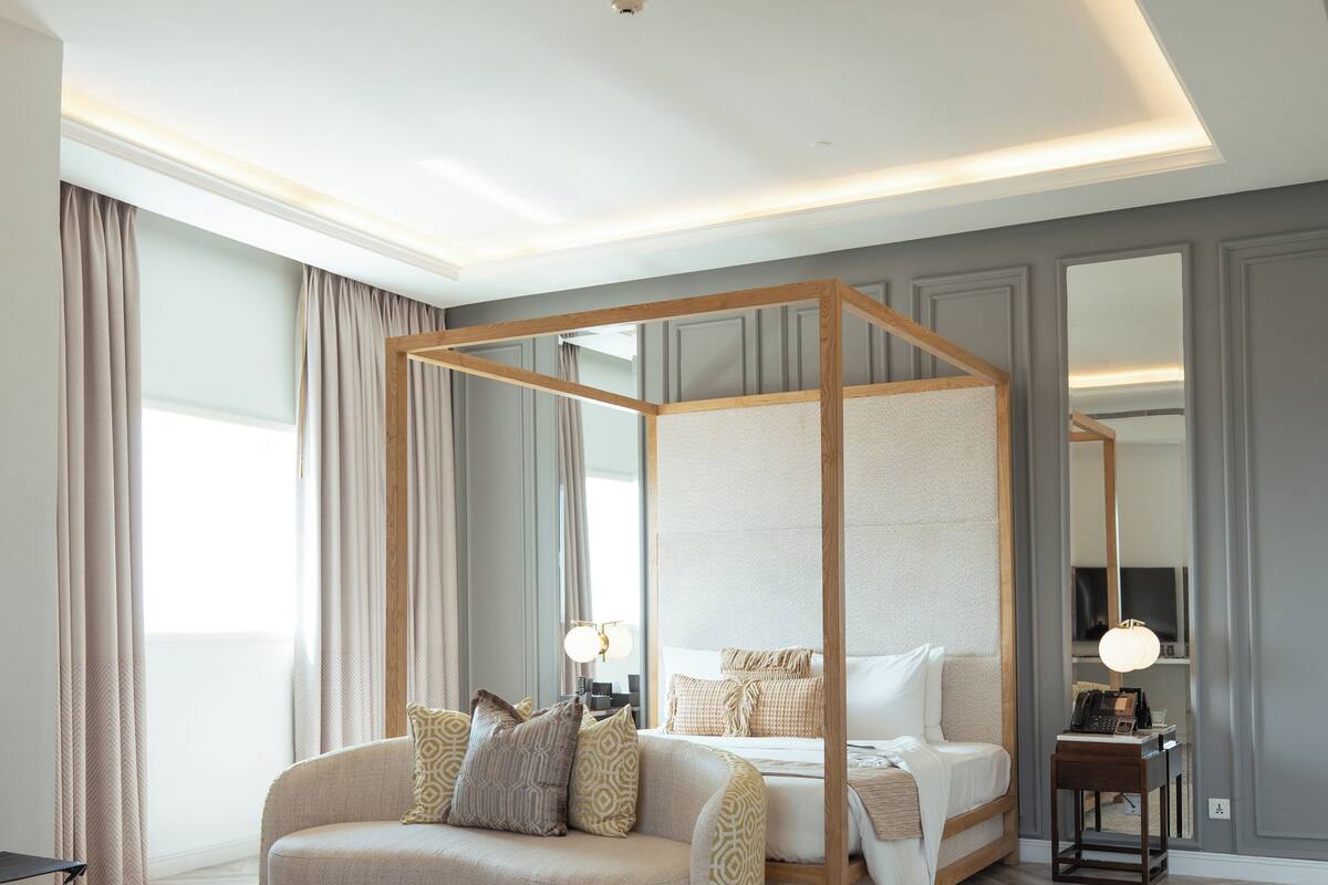 Deluxe Studio Suite | Minibar, in-room safe, laptop workspace, blackout drapes