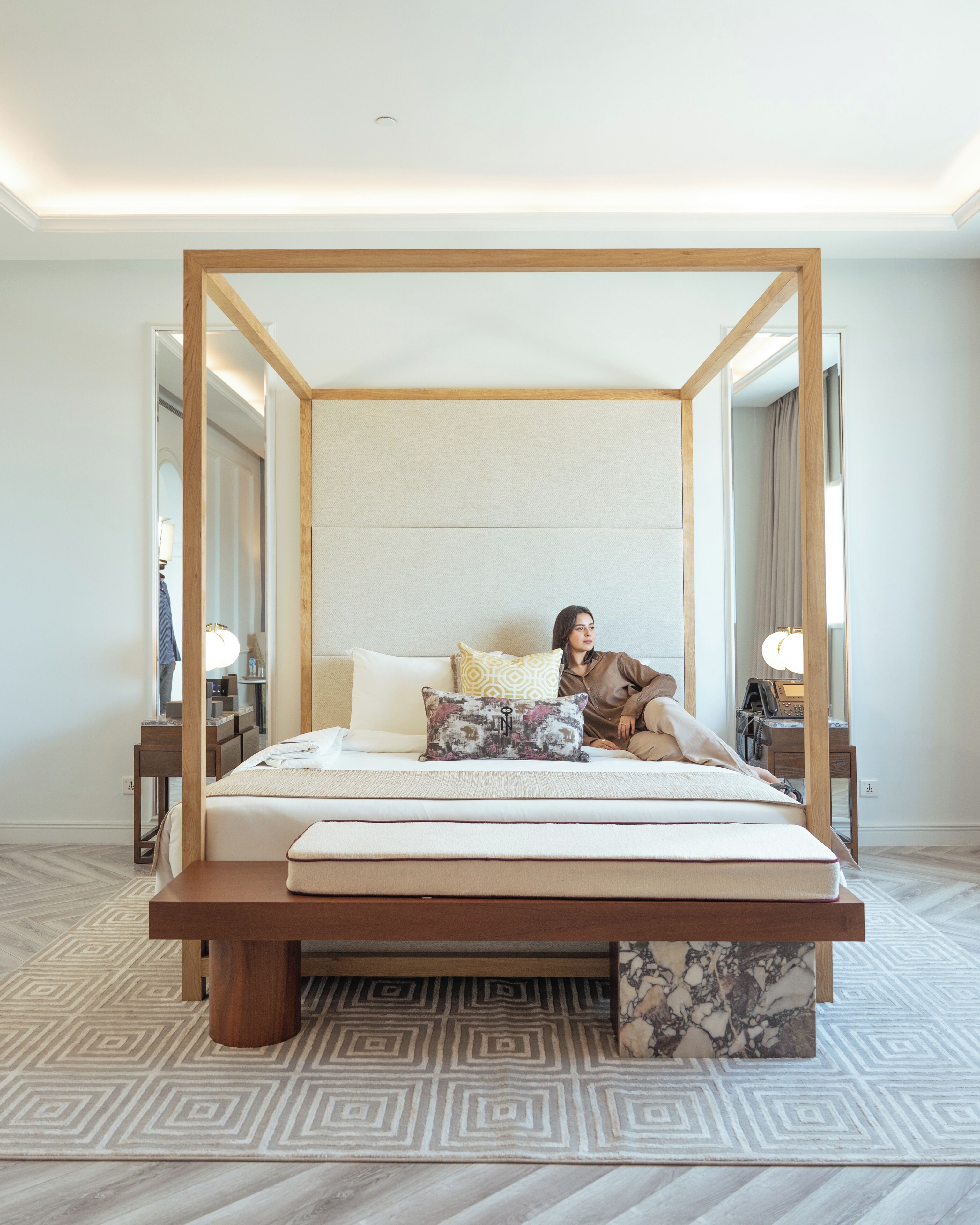 Royal Suite | Minibar, in-room safe, laptop workspace, blackout drapes