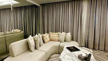 Suite Royal | 1 kamar tidur, brankas, tirai kedap cahaya, dan kedap suara