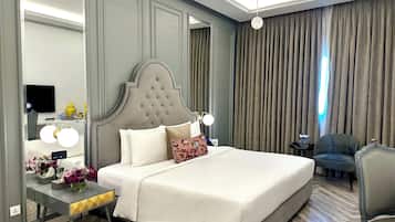 Habitación ejecutiva | Minibar y caja de seguridad en la habitación