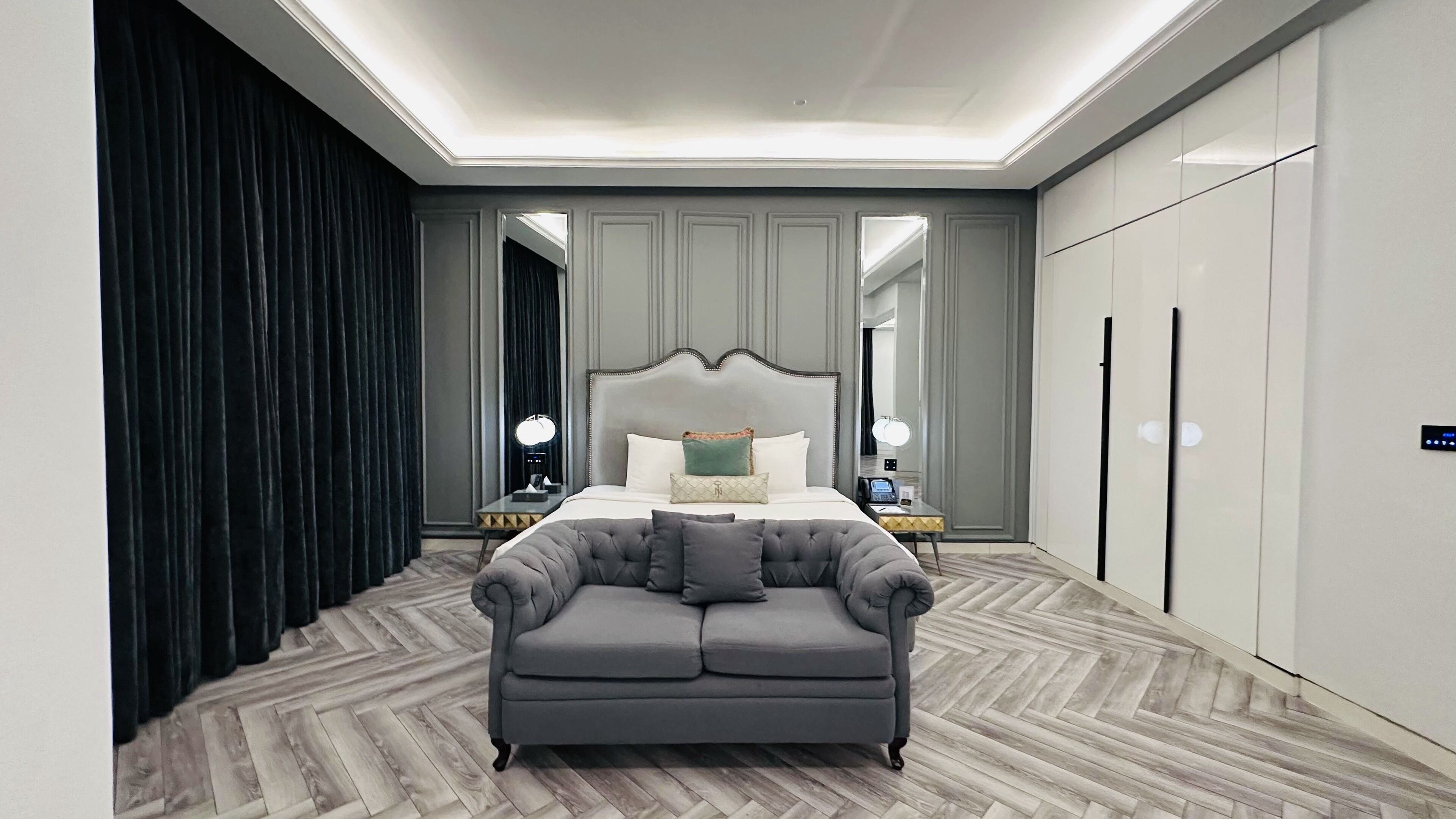 Deluxe Studio Suite | Minibar, in-room safe, laptop workspace, blackout curtains