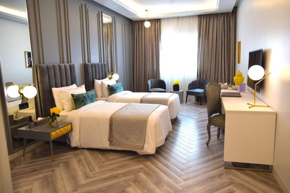 Deluxe Twin kamer | Een minibar, een kluis op de kamer, een laptopwerkplek