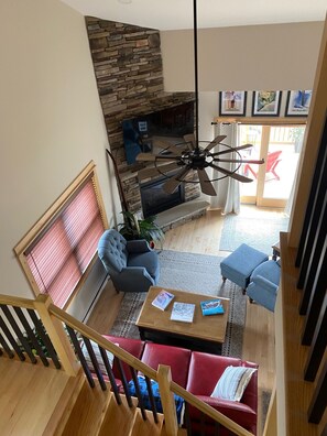 TV connectée, cheminée, chaîne hi-fi