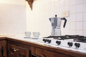 Full-size fridge, microwave, stovetop, cookware/dishes/utensils - Relais il Ciliegio (Sorano)