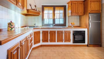 Full-sized fridge, microwave, stovetop, cookware/dishes/utensils