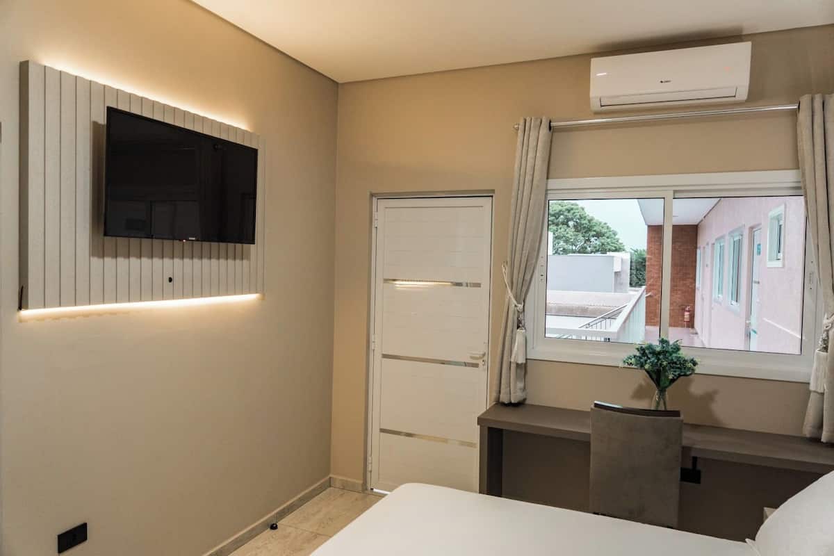Quarto triplo standard | Cofres nos quartos, escrivaninha, espaço de trabalho para notebook