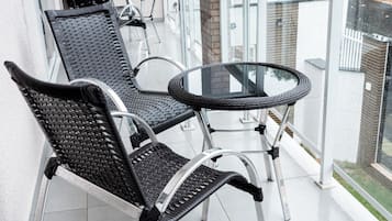 Quarto casal ou duplo básico, sacada | Cofres nos quartos, escrivaninha, espaço de trabalho para notebook