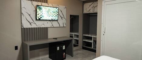 Habitación doble estándar | Caja de seguridad en la habitación y escritorio