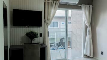 Quarto casal ou duplo conforto, sacada | Cofres nos quartos, escrivaninha, espaço de trabalho para notebook