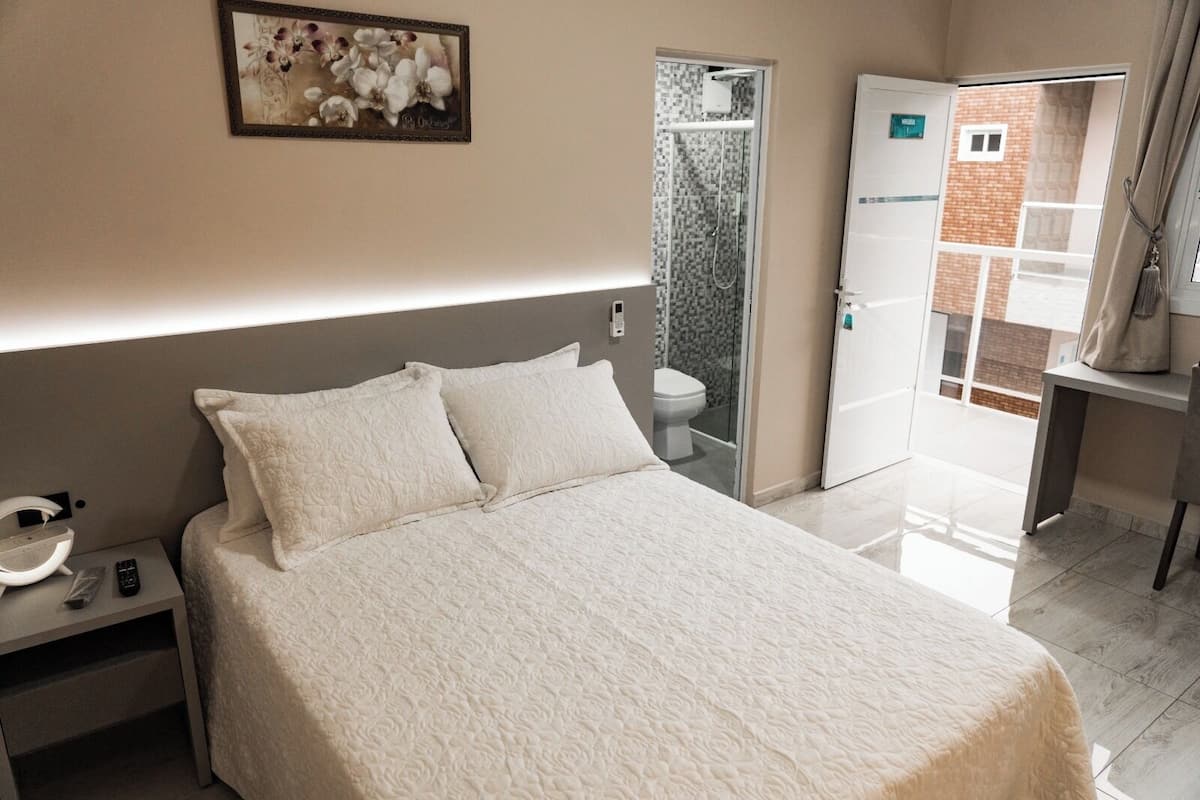 Quarto casal ou duplo standard | Cofres nos quartos, escrivaninha, espaço de trabalho para notebook