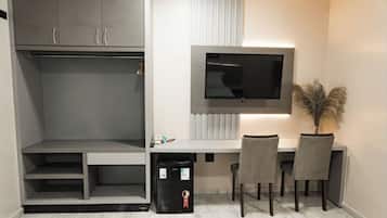 Quarto família | Cofres nos quartos, escrivaninha, espaço de trabalho para notebook