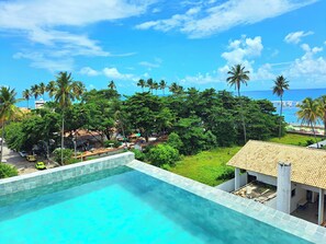 2 albercas al aire libre 