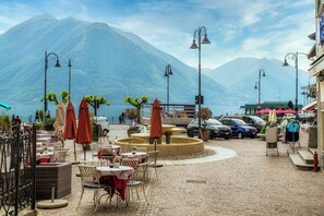 Appartamento, balcone, vista lago parziale | 1 camera, biancheria da letto di alta qualità, copriletto in piuma
