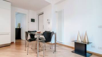 Apartment, Balkon, eingeschränkter Seeblick | Esszimmer