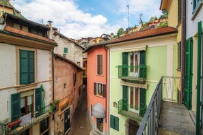 Apartment, Balkon, eingeschränkter Seeblick | 1 Schlafzimmer, hochwertige Bettwaren, Daunenbettdecken