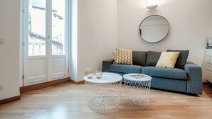 アパートメント バルコニー パーシャルレイクビュー | リビングルーム | 30 インチのテレビ (デジタル放送視聴可)