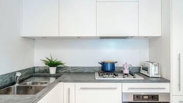 Apartamento, sacada, vista parcial para o lago | Cozinha privada | Geladeira, micro-ondas, fogão, cooktop