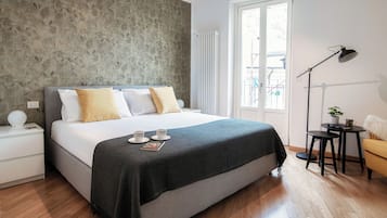 Appartamento, balcone, vista lago parziale | 1 camera, biancheria da letto di alta qualità, copriletto in piuma