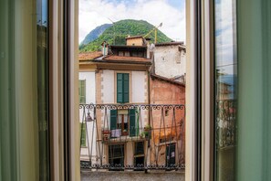Apartment, Balkon, eingeschränkter Seeblick | 1 Schlafzimmer, hochwertige Bettwaren, Daunenbettdecken