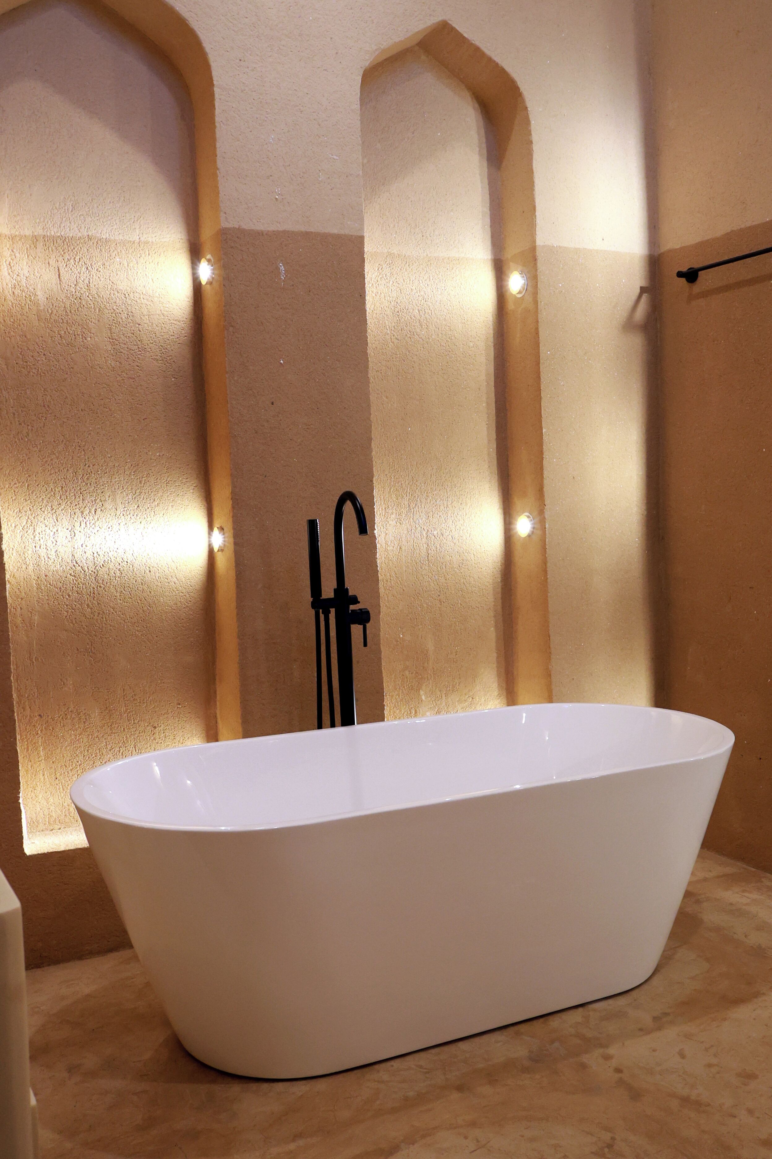 Deep-soaking bathtub